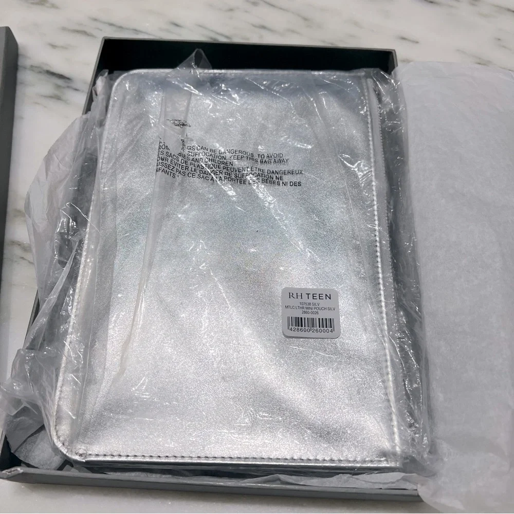 METALLIC LEATHER POUCH FOR IPAD® - SILVER- Mini